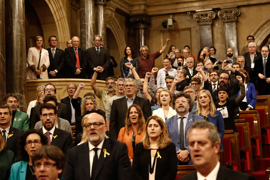 Katalonya Özerk Yönetimi Parlamentosunda yapılan gizli oylama sonucu alınan tek taraflı bağımsızlık kararının ardından parlamentoda bulunan bağımsızlık yanlısı milletvekilleri, sevinç yaşadı.