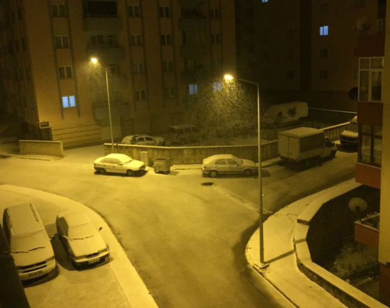 Erzurum'da akşam başlayan ve gece etkisini artıran kar yağışı, özellikle yüksek kesimlerde yer yer tipiye dönüştü. ( İlhami Erkılıç - Anadolu Ajansı )